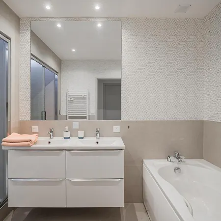 Appartement Au Coeur De - Parking Gratuit - Entierement Climatise *